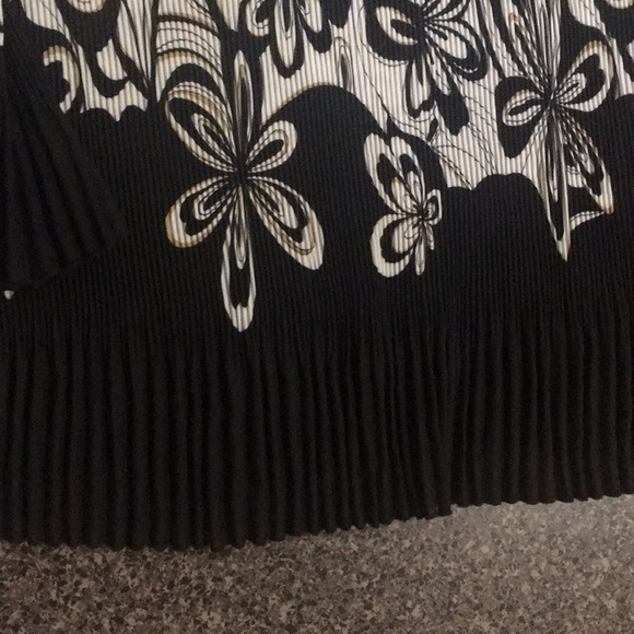 Pleated blouse with bell sleeves - Picture 6 of 8